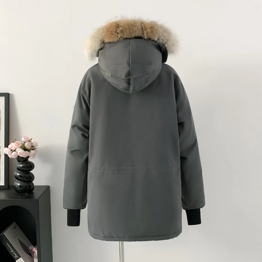 P780 Fake model pictures were taken at home. Colleagues please do not pass them off as stolen pictures! Style number: Y60-🇨🇦CANADA GOOES 24 new styles 08 styles/couple styles Factory direct supply: supplying global purchasing agents, micro-businesses, entities, Tmall, high-end stalls and studio cooperation, free shipping! Canada Goose Expedition Parka 2008 is the same style for men and women. It is mid-length and the most timeless classic. All Arctic and Antarctic scientific expedition teams choose Canada Goose as their cold-proof equipment. It is the Rolls-Royce of down jackets. ➖ Industry-leading anti-counterfeiting chip sensing. ➖ Imported Behringer embroidery machines and customized embroidery labels, the highest level and industry leading. ➖ Imported Korean 21-count polyester-cotton blended original fabric, TC85 waterproof coated fabric, water-repellent, windproof and wear-resistant. ➖ The new national standard 80 white duck down is filled with an average of 520 grams of down. The amount of down filled is industry-leading. ➖ 100% nylon lining with double double-layer sealing design to prevent velvet running, and seamless thread design on the cuffs! ➖ Western Canadian Green Wolf Collar. ➖ Yoshida YKK provides original factory-customized electroplated sliders. YKK two-way lockable zippers are tight and smooth and do not peel off paint. ➖ 3M composite Velcro is durable and the accessories and hardware are all custom-made. Note: Our copywriting is only simple and clear. Instead of bragging about the copywriting, it is better to compare and understand with samples. Only for the purest goose, the most dedicated, the most professional, the highest quality, the highest cost performance! Color: white red blue gray camouflage navy black SIZE:XS-XXL
